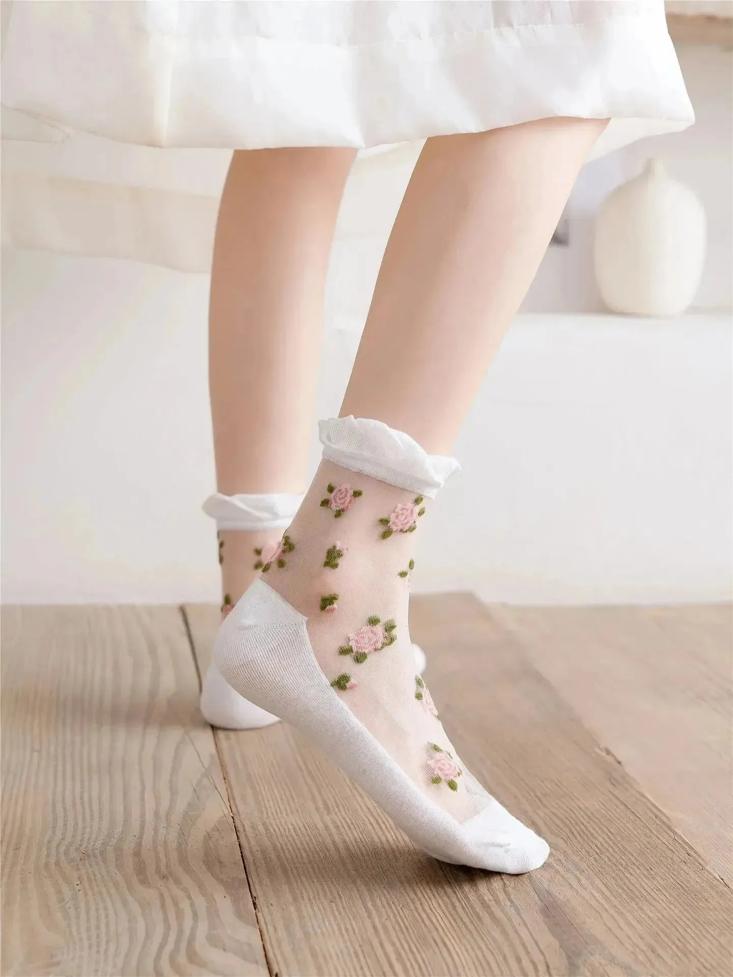 Delicate Vintage Floral Lace Ruffle Socks with Crystal Silk for Women and Girls – Kawaii Harajuku Style Crew Socks