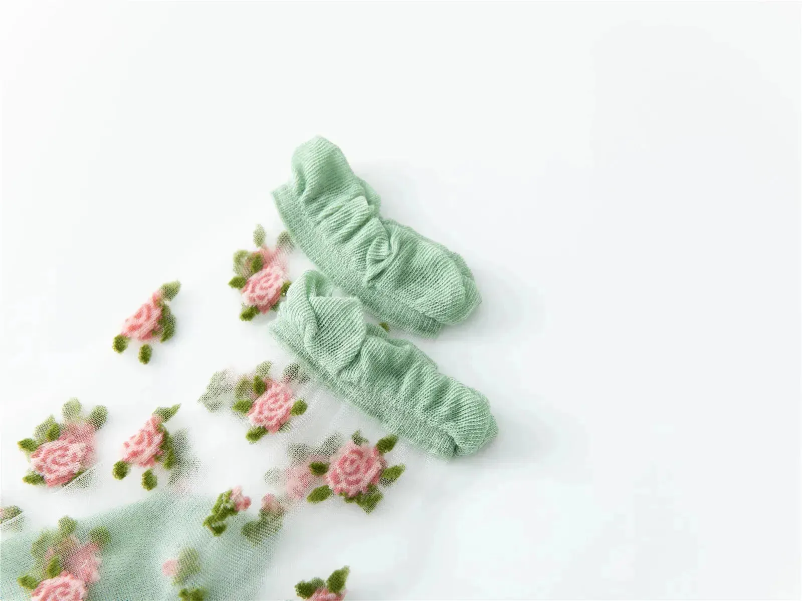 Delicate Vintage Floral Lace Ruffle Socks with Crystal Silk for Women and Girls – Kawaii Harajuku Style Crew Socks