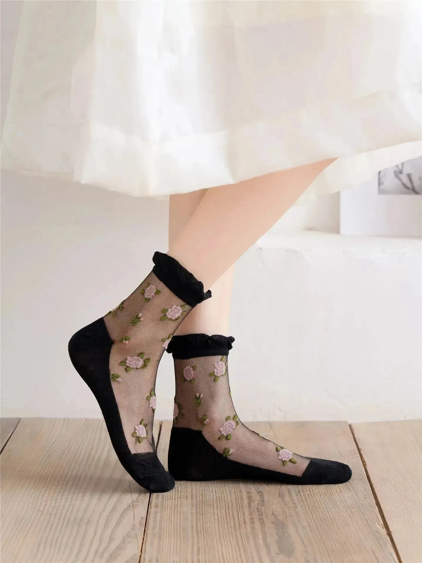 Delicate Vintage Floral Lace Ruffle Socks with Crystal Silk for Women and Girls – Kawaii Harajuku Style Crew Socks